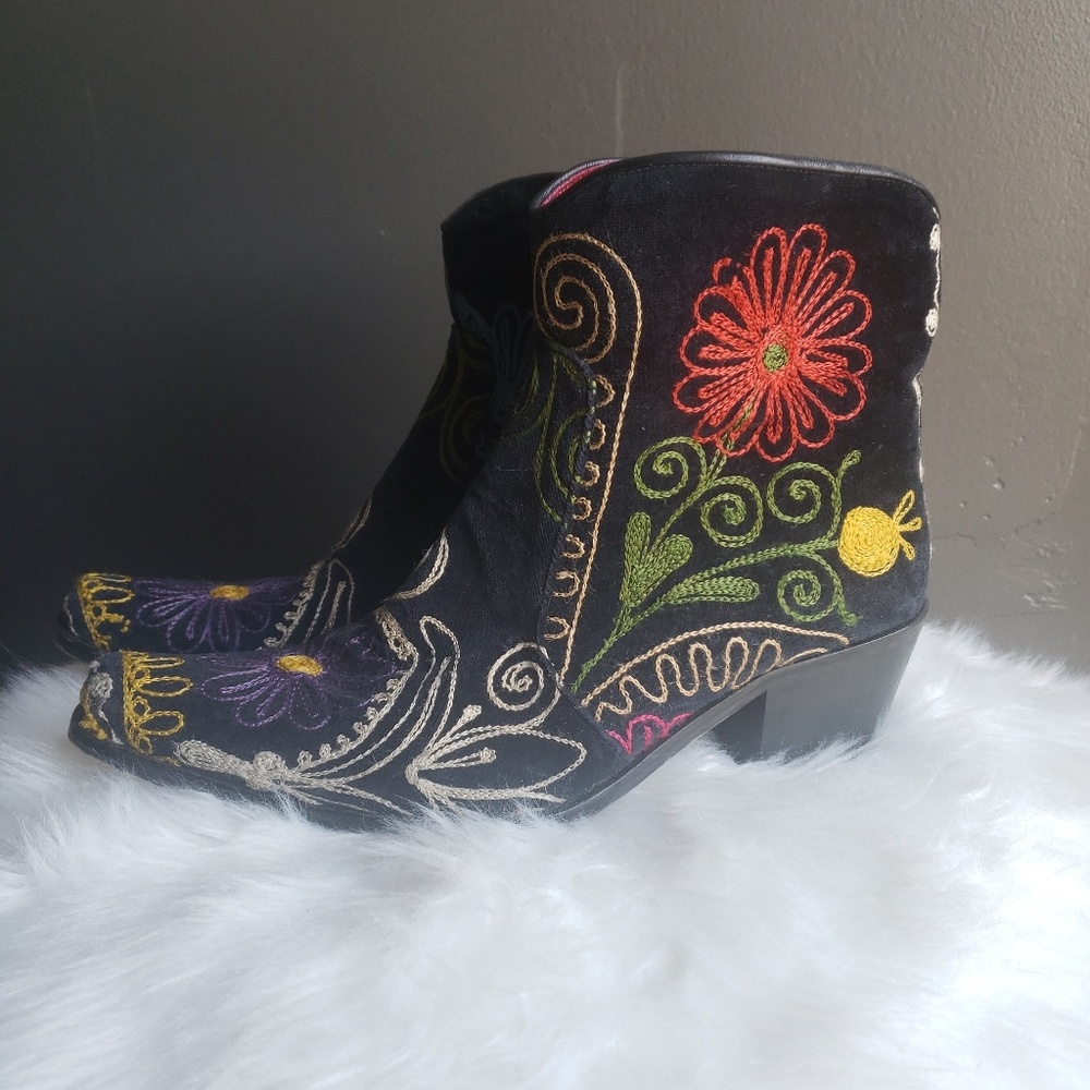 💥SOLD💥Zeyzani Embroidered Booties